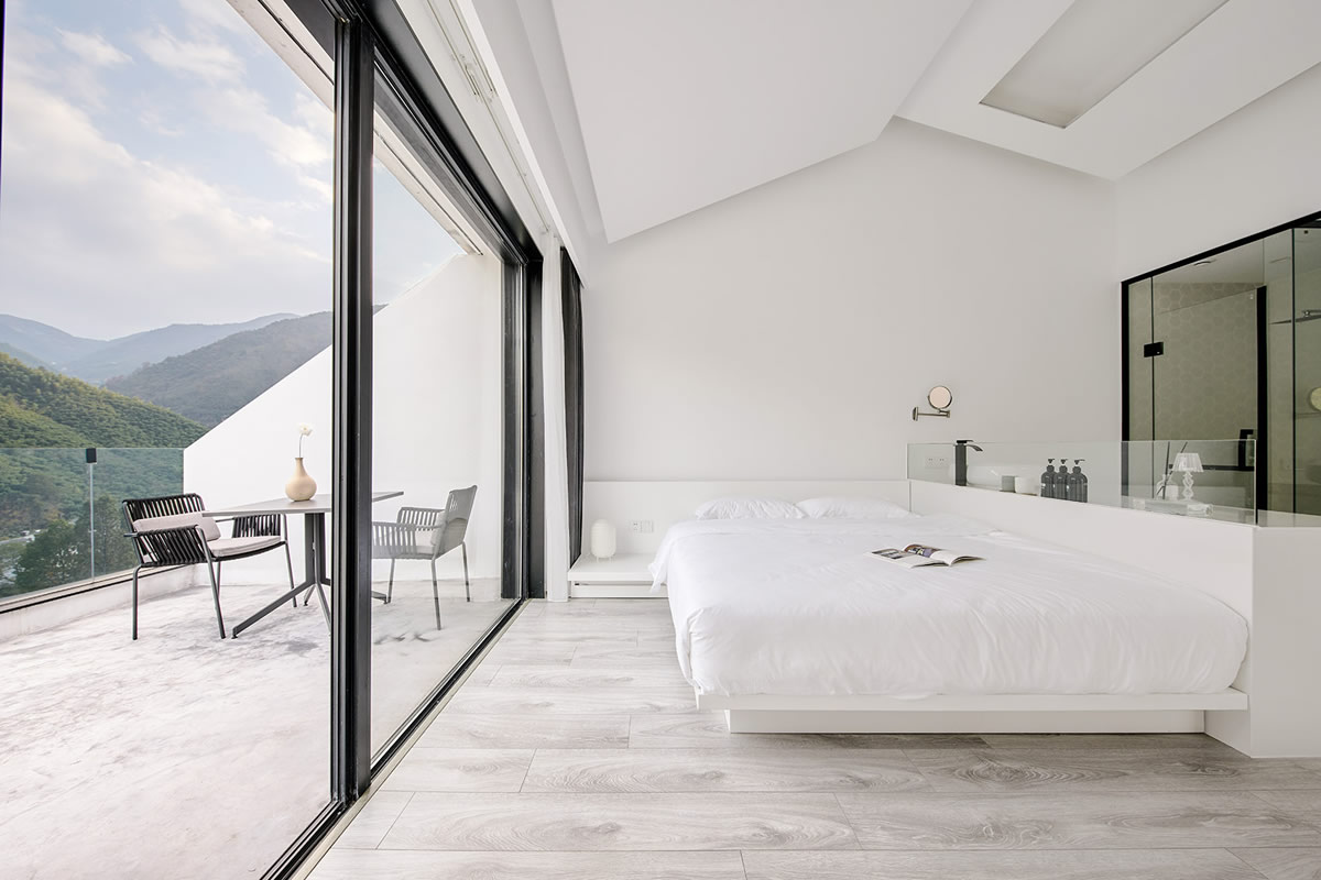 超白”客房：现代风格民宿装修设计(图3)