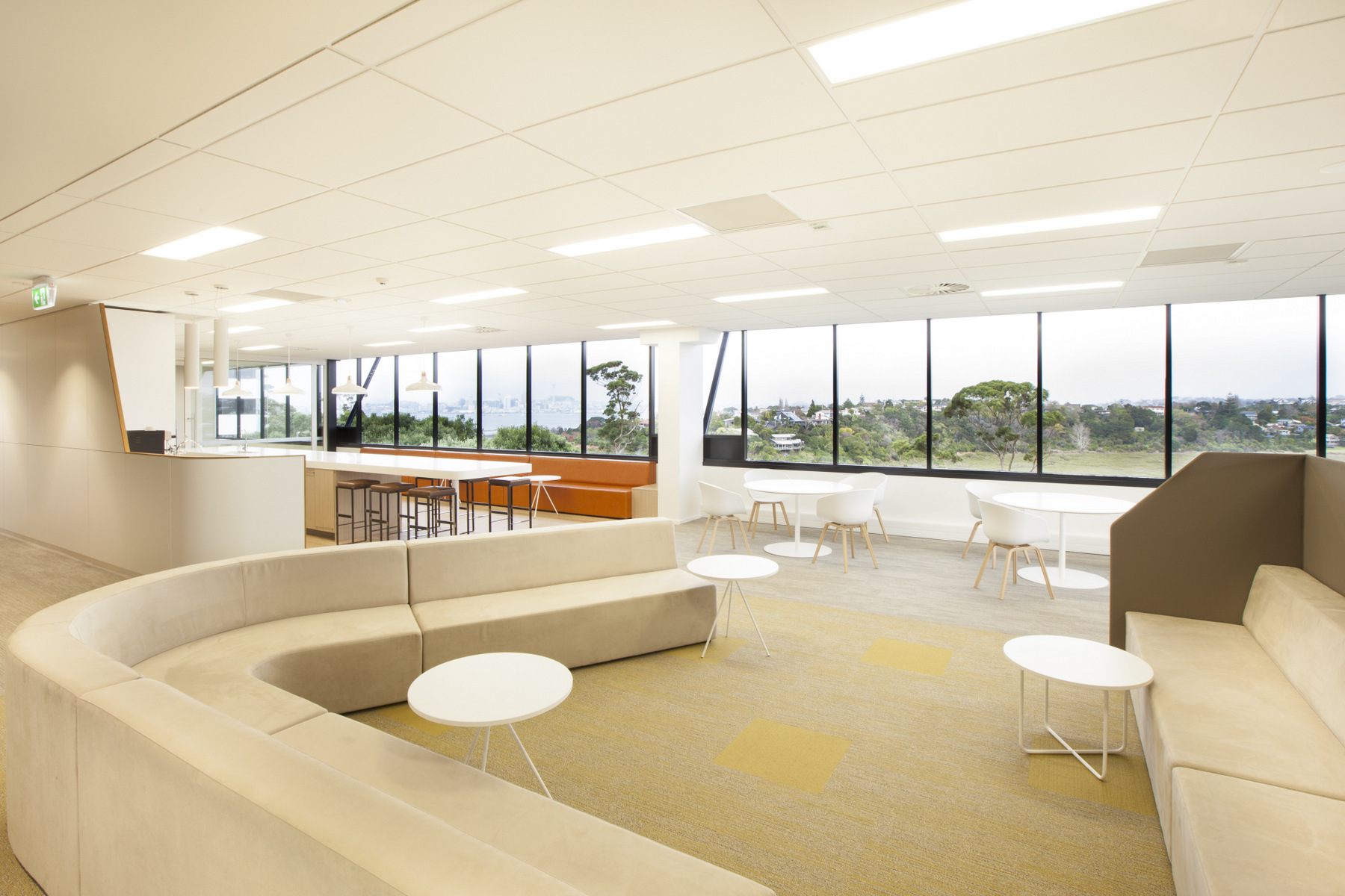 巢湖2300平方‘简装”办公室装修实景图分析(图2)